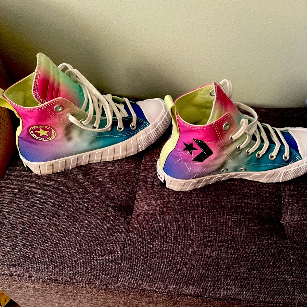 Women’s size 6 Hightop Converse